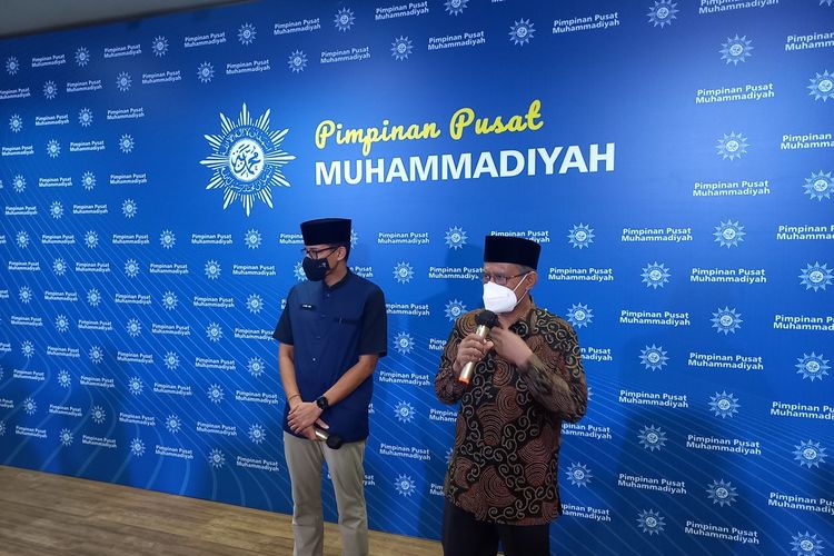 Sandiaga Uno bersama Ketum PP Muhammadiyah Haedar Nashir di Kantor PP Muhammadiyah, Jumat (1/7/2022). Sandiaga Uno mengaku mendapat wejangan dari Haedar Nashir saat pertemuan tertutupnya sebelum jumpa pers.