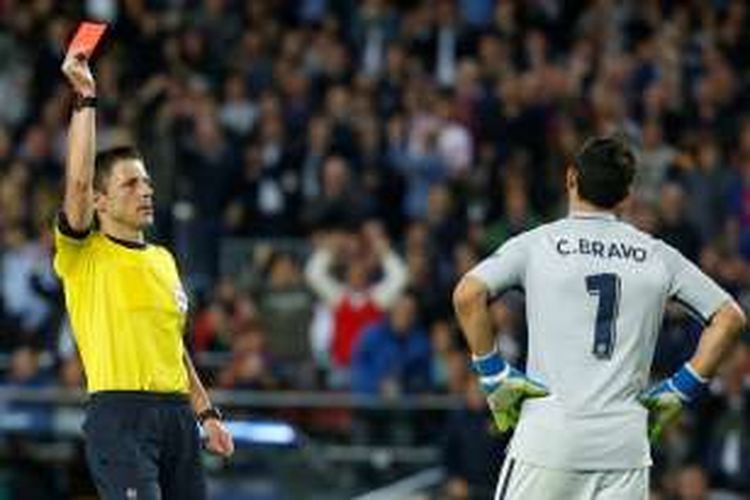 Kiper Manchester City, Claudio Bravo (kanan), menerima kartu merah pada pertandingan Liga Champions melawan Barcelona, Rabu (19/10/2016). 
