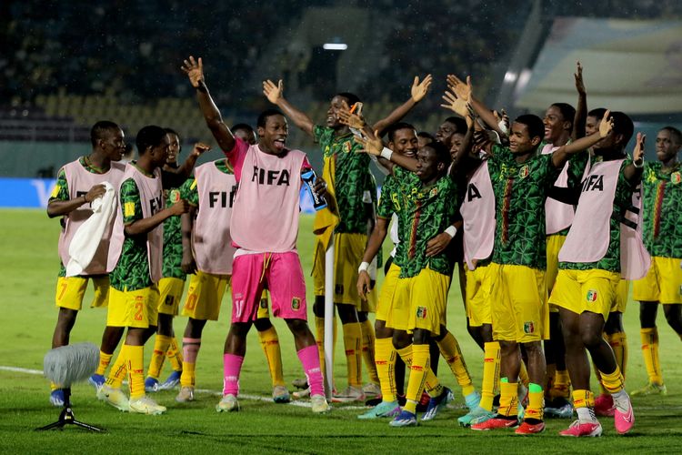 Pemain Timnas Mali selebrasi usai menjebol gawang Argentina saat laga perebutan peringkat ke-3 Piala Dunia U17 2023 Indonesia yang berakhir dengan skor 0-3 yang berlangsung di Stadion Manahan Solo, Jumat (1/12/2023) malam.