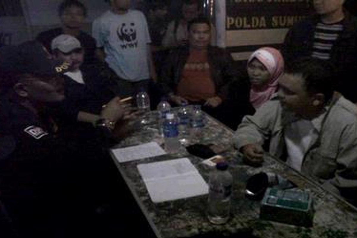 Keluarga korban melapor ke DVI Sumbagut di bahorok, Kamis (29/9/2011).
