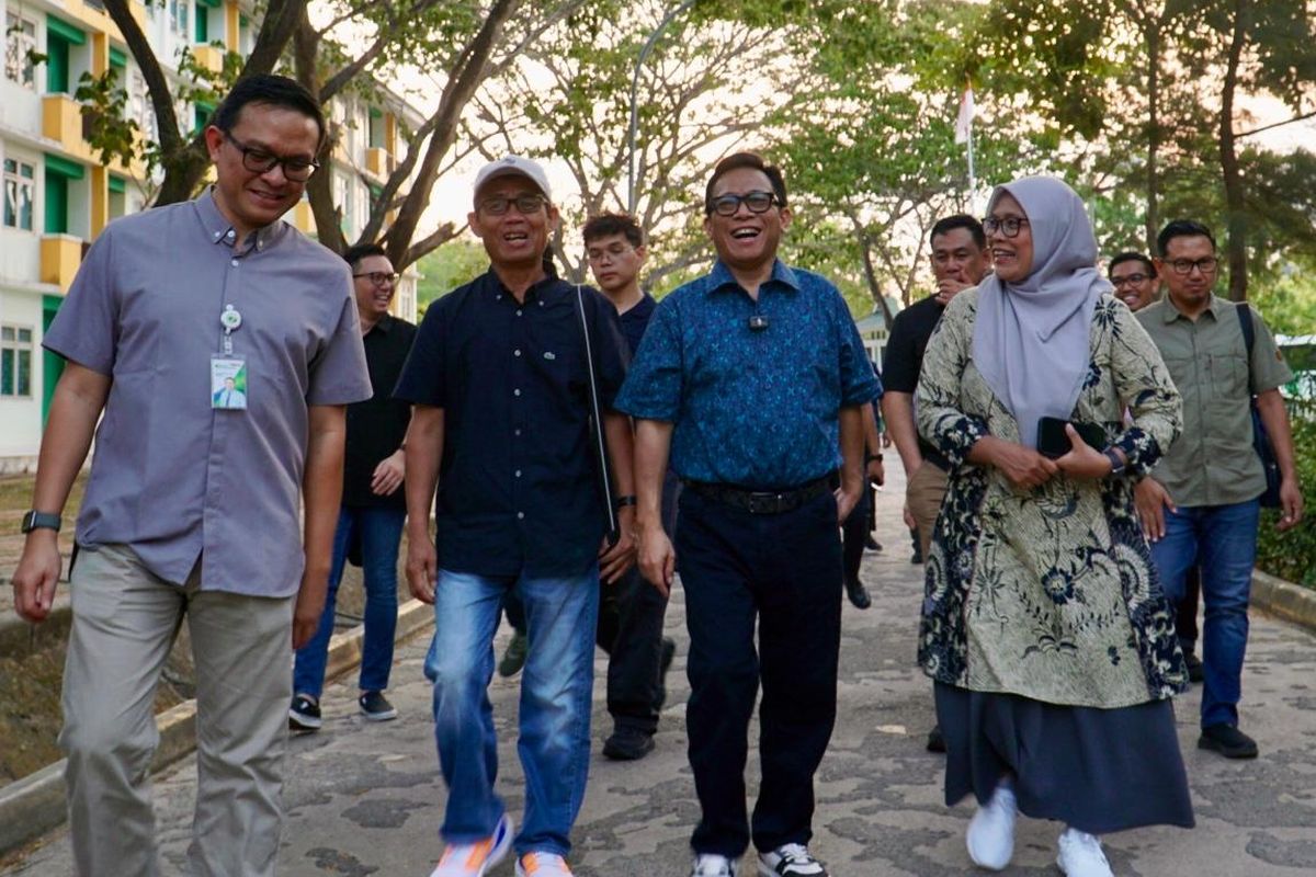 Direktur Utama BPJS Ketenagakerjaan Saiful Hidayat saat meninjau Griya Pekerja bersama Direktur Keuangan dan Manajemen Risiko Bambang Joko Sutarto di Batam, Sabtu (4/4/2026).