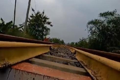 Viral, Video Dua Pemuda Bersembunyi di Bawah Jembatan Saat Kereta Api Melintas, Begini Kata KAI