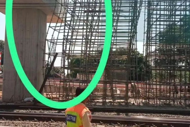 Viral di media sosial tiang penyangga beton scafolding di stasiun Manggarai miring hampir roboh. 