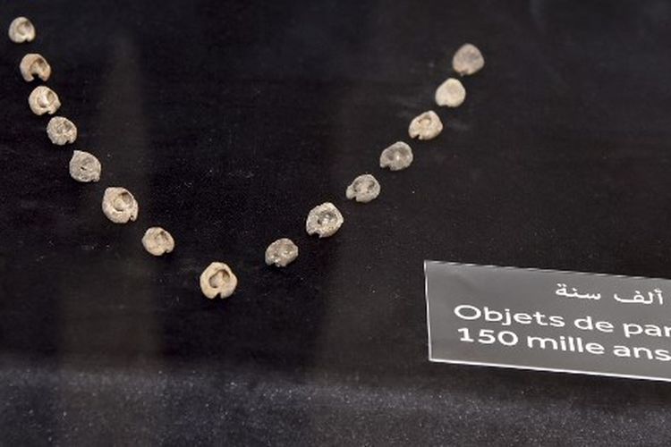 Para arkeolog di Maroko mengungkap apa yang mereka katakan sebagai perhiasan tertua di dunia, kerang berlubang yang berusia 150.000 tahun. 