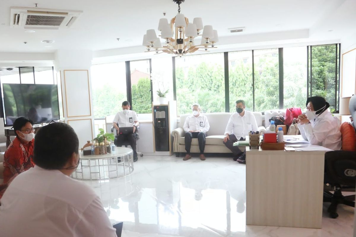 Menteri Sosial (Mensos) Tri Rismaharini saat menerima kunjungan dari Direktur Eksekutif Indikator Politik Indonesia Burhanuddin Muhtadi di Kantor Kementerian Sosial (Kemensos) pada Kamis (17/6/2021).