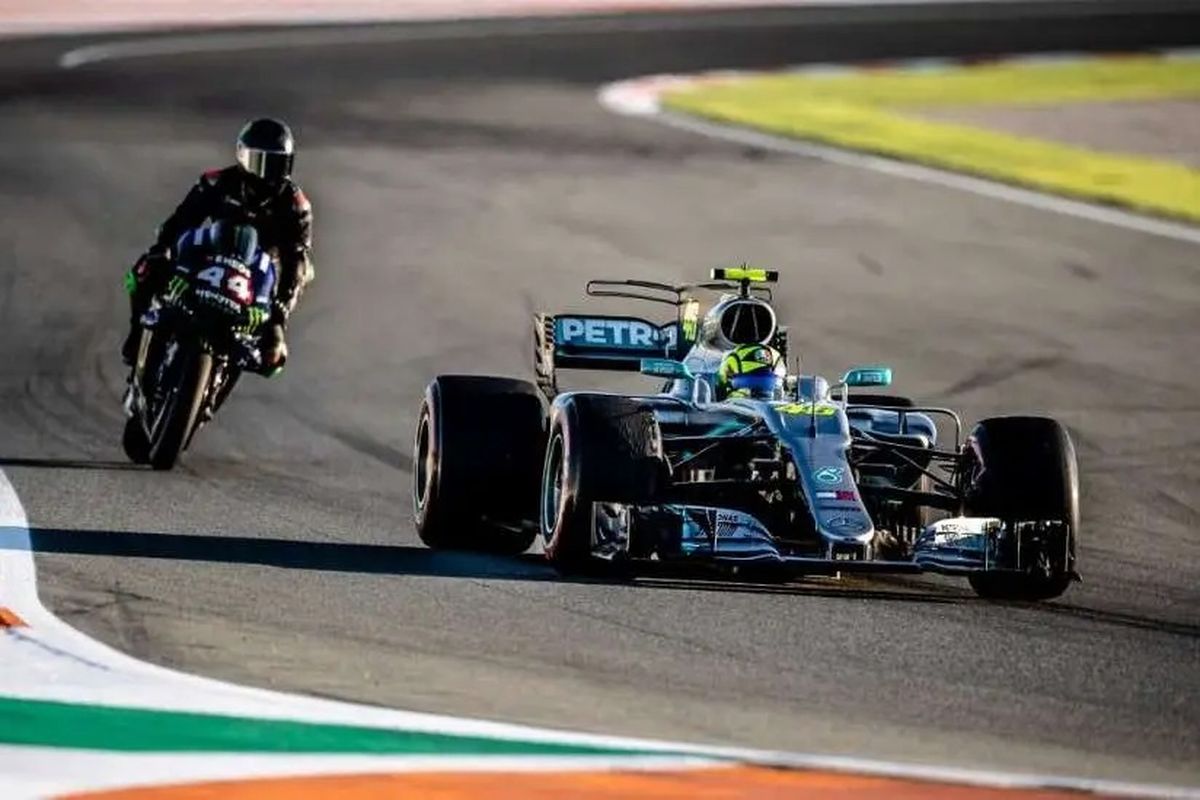 Lewis Hamilton dan Valentino Rossi bertukar kendaraan