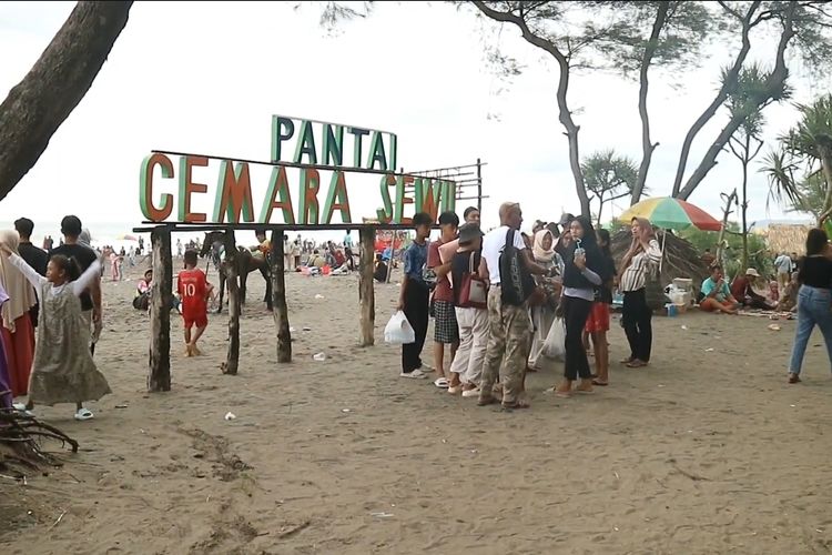 Pantai Cemara Sewu yang berada di Kecamatan Petanahan, Kebumen Senin (15/4/2024)