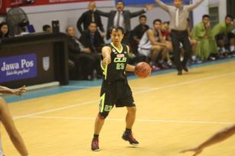 Pemain CLS Knights Surabaya, Agung Sunarko membawa bola saat bertanding melawan Hangtuah Sumsel IM, pada lanjutan turnamen pramusim National Basketbal League (NBL), Kamis (26/9/2013).