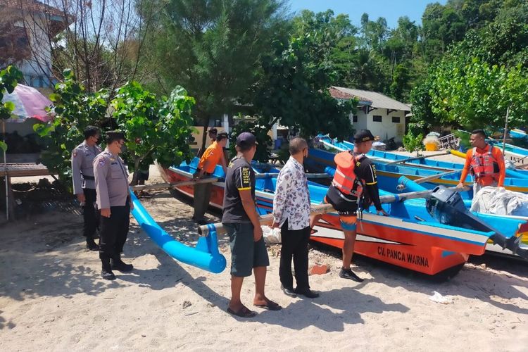 Polisi, Tim SAR Satlinmas Wilayah I Gunungkidul bersiap melakukan pencarian orang hilang di Pantai Siung Jumat (1/7/2022)