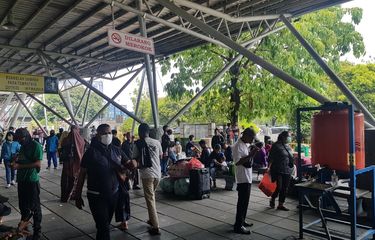 Suasana penumpang yang akan mudik menaiki kapal di Terminal Penumpang Nusantara, Pelabuhan Tanjung Priok, Jakarta Utara, Selasa (19/4/2022).