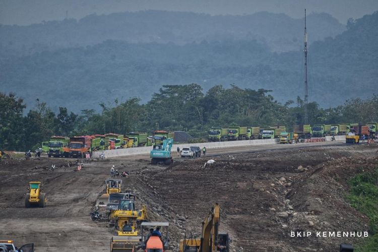 Proses penanganan longsor di Jalan Tol Cisamdawu seksi 4,5 dan 6, diperkirakan rampung pada 15 April 2023. Karena itu, sudah bisa beroperasi secara fungsional untuk Mudik Lebaran 2023