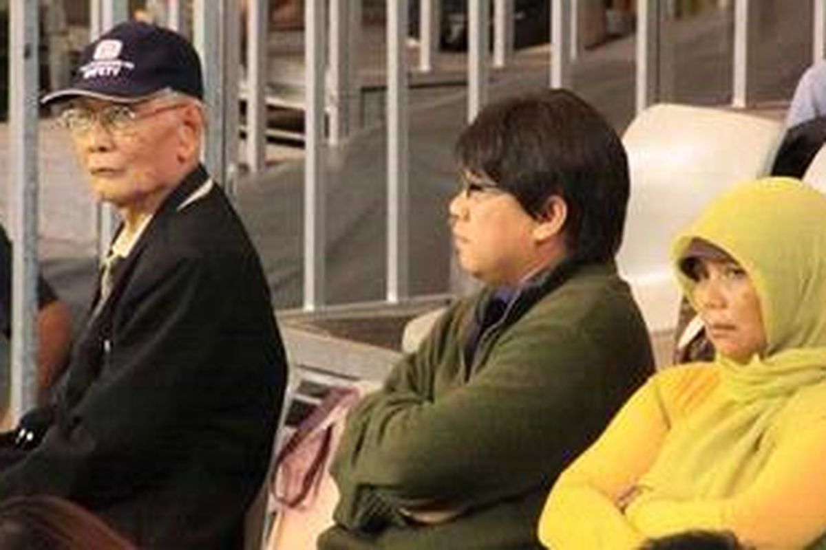 Pria mirip Gayus Tambunan duduk disebelah wanita berjilbab yang kerap berkomunikasi dengannya 