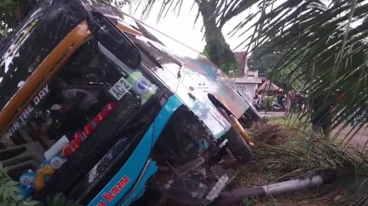 Bus Surya Kencana Terguling di Lombok Timur akibat Sopir Ugal-ugalan