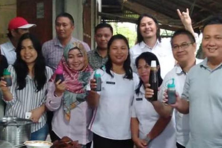 Sebuah komunitas di Desa Liwutung, Kabupaten Minahasa Tenggara, Sulawesi Utara, sedang menunjukkan produk kecap dari olahan air kelapa. 
