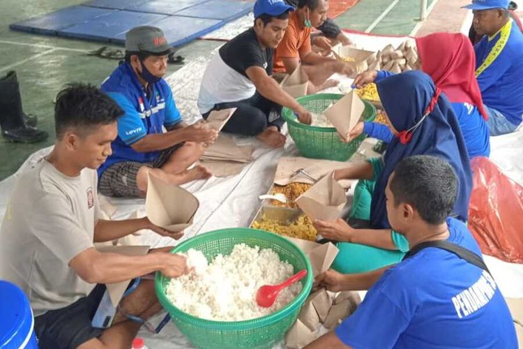 Bantu korban banjir bandang di Kabupaten Bima, NTB, Dinas Sosial bersama relawan tagana membuka dapur umum untuk memenuhi kebutuhan pangan warga.