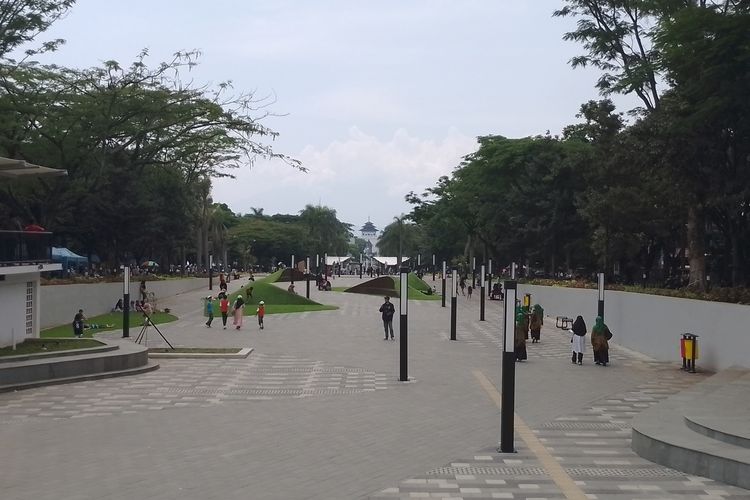 Sejumlah warga bermain di area Monumen Perjuangan Jawa Barat, Kota Bandung, Kamis (28/12/2023).