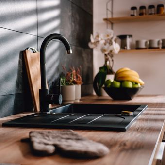 Ilustrasi wastafel dapur modern warna hitam.