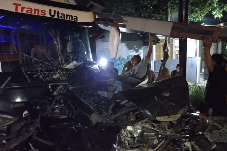Kecelakaan di Jalan Pantura Sirangkang, Kecamatan Petarukan, Kabupaten Pemalang. Terlihat mobil jenis sedan rusak parah saat ditabrak Bus Trans, Rabu dinihari (19/4/2023).