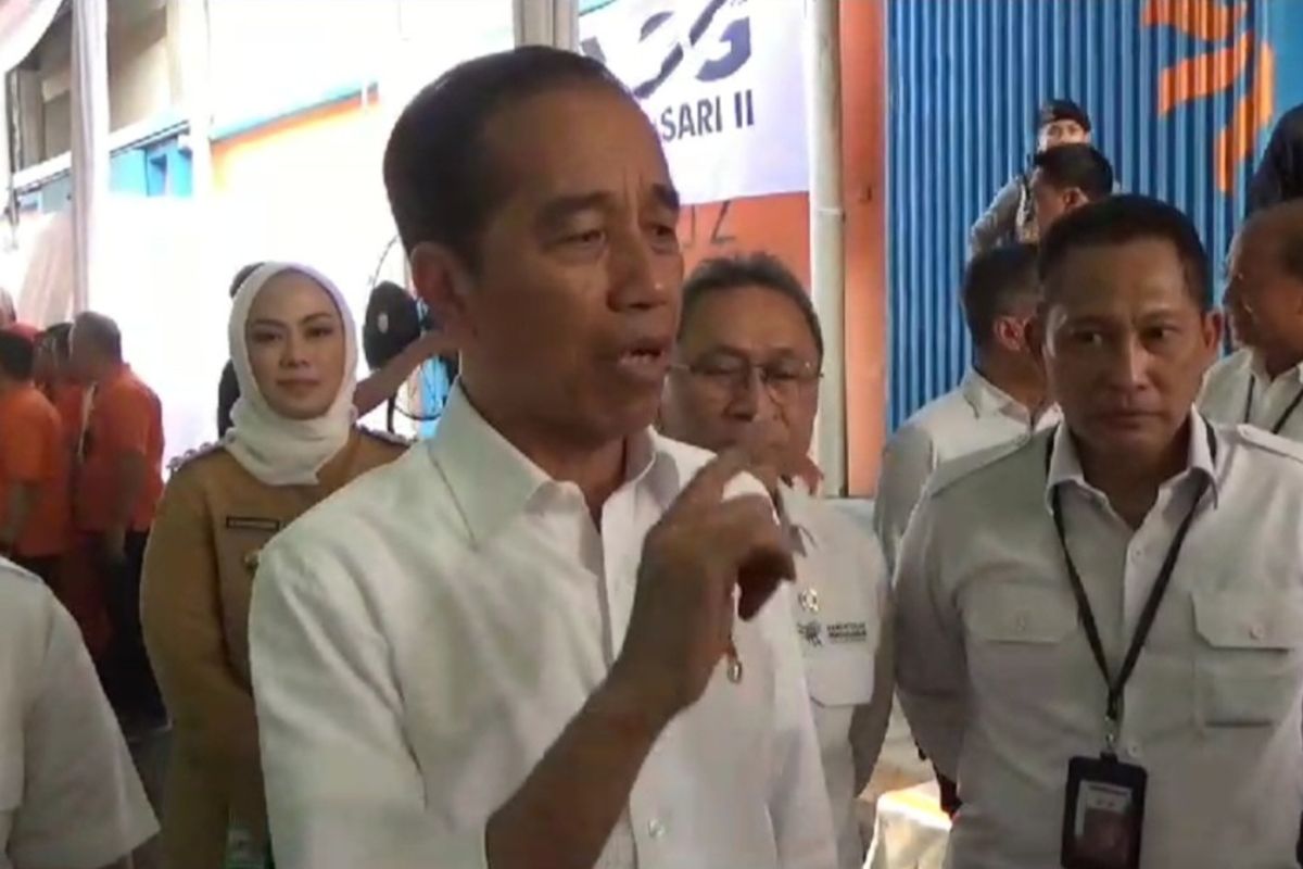 Presiden Joko Widodo saat kunjungan ke Gudang Bulog, Purwasari, Karawang, Jawa Barat, Kamis (14/9/2023).