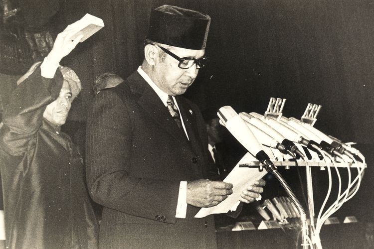 Presiden Soeharto saat dilantik/disumpah menjadi Presiden.