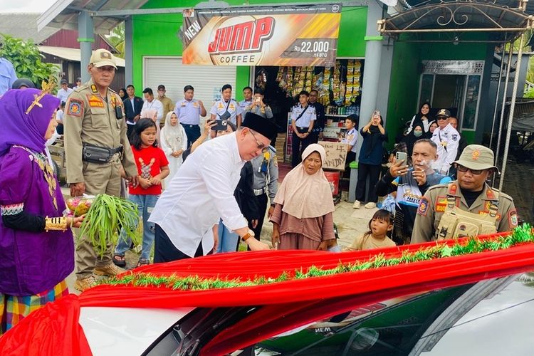 Bupati Kotabaru Sayed Jafar menyerahkan secara simbolis kunci mobil operasional kepada 22 kepala desa (kades) di Kecamatan Pulau Laut Kepulauan, Rabu (22/1/2025).