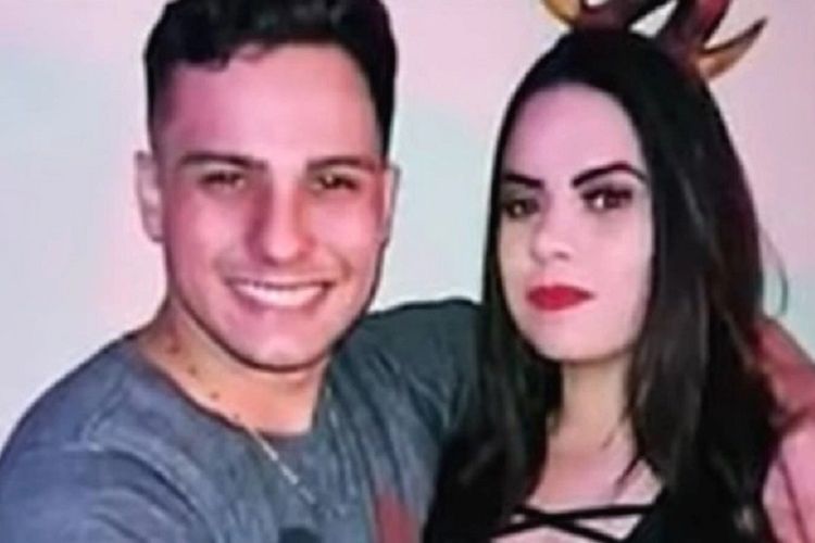 Nikolas Iori Maichon (kiri) dan pacarnya, Ana Paula Coutnho. Ana dilaporkan tewas disiksa Maichon setelah payudaranya tak sengaja terlihat dalam sebuah pesta kolam renang.
