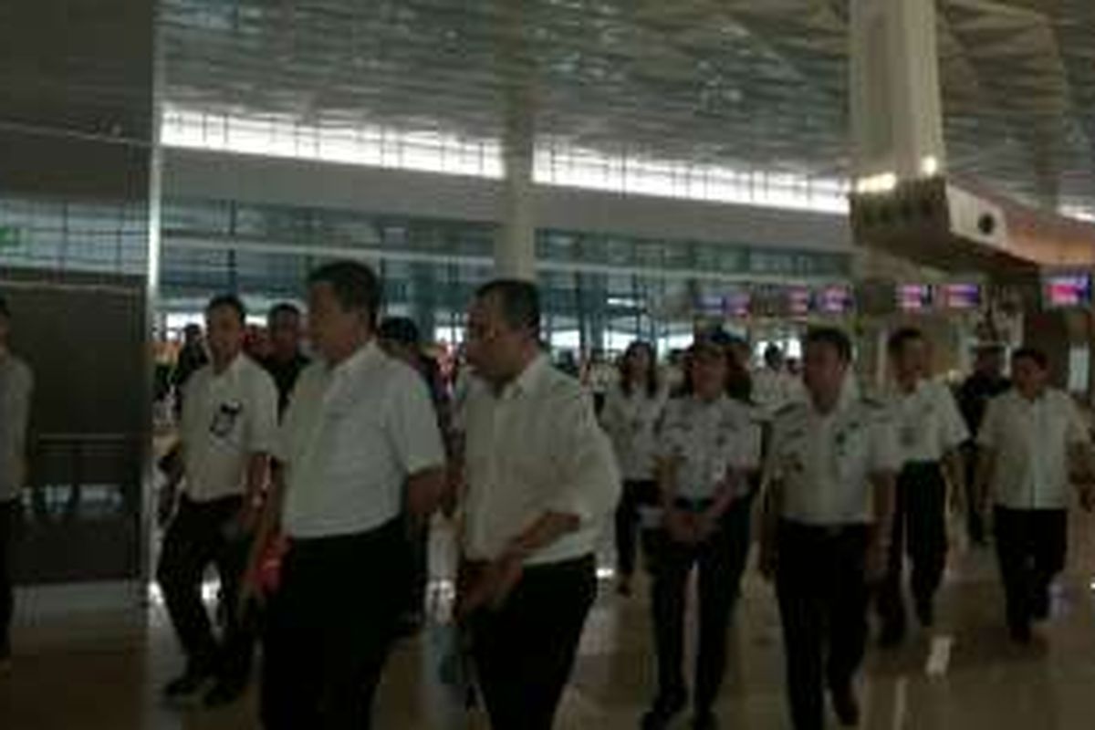 Menteri Perhubungan Ignasius Jonan saat meninjau Terminal 3 Ultimate Bandara Internasional Soekarno-Hatta, Tangerang, Selasa (14/6/2016)