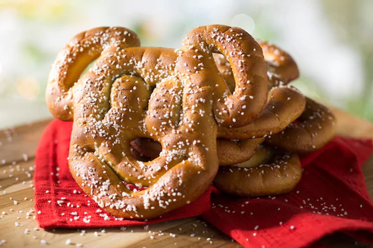 Ilustrasi pretzel bentuk Mickey khas Disney. 