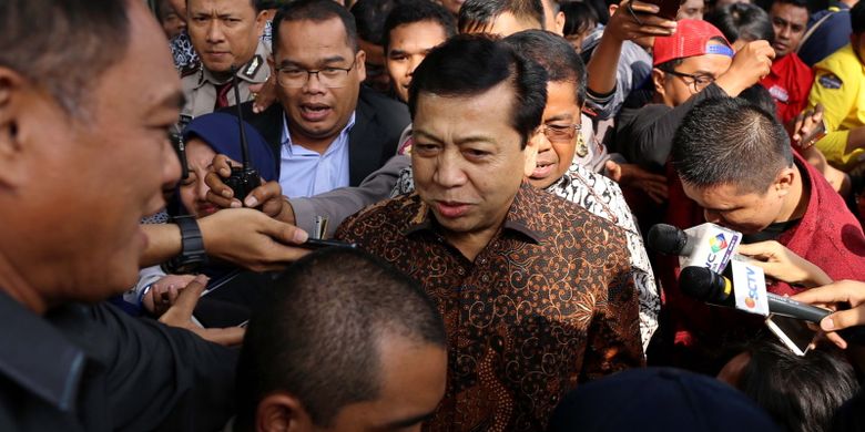 Ketua DPR Setya Novanto meninggalkan Gedung Komisi Pemberantasan Korupsi (KPK) seusai diperiksa di Jakarta, Jumat (14/7/2017).  Setya Novanto diperiksa sebagai saksi untuk kasus dugaan korupsi dalam pengadaan Kartu Tanda Penduduk berbasis elektronik ( e-KTP).