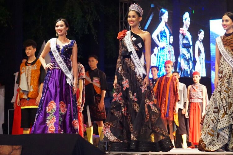 Putri Indonesia 2017 saat tampil di Banyuwangi Batik Festival (BBF) 2017, Sabtu (29/7/2017), menggunakan gaun dengan kain batik motif Kopi Pecah.