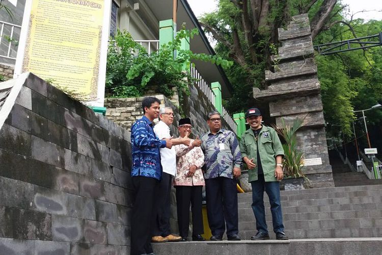 Asisten Deputi Pengembangan Destinasi Wisata Budaya Kemenpar, Lokot Ahmad Enda (dua dari kiri) meresmikan papan interpretasi di kawasan wisata religi makam Sunan Giri, Gresik, Jawa Timur, Kamis (30/11/2017).