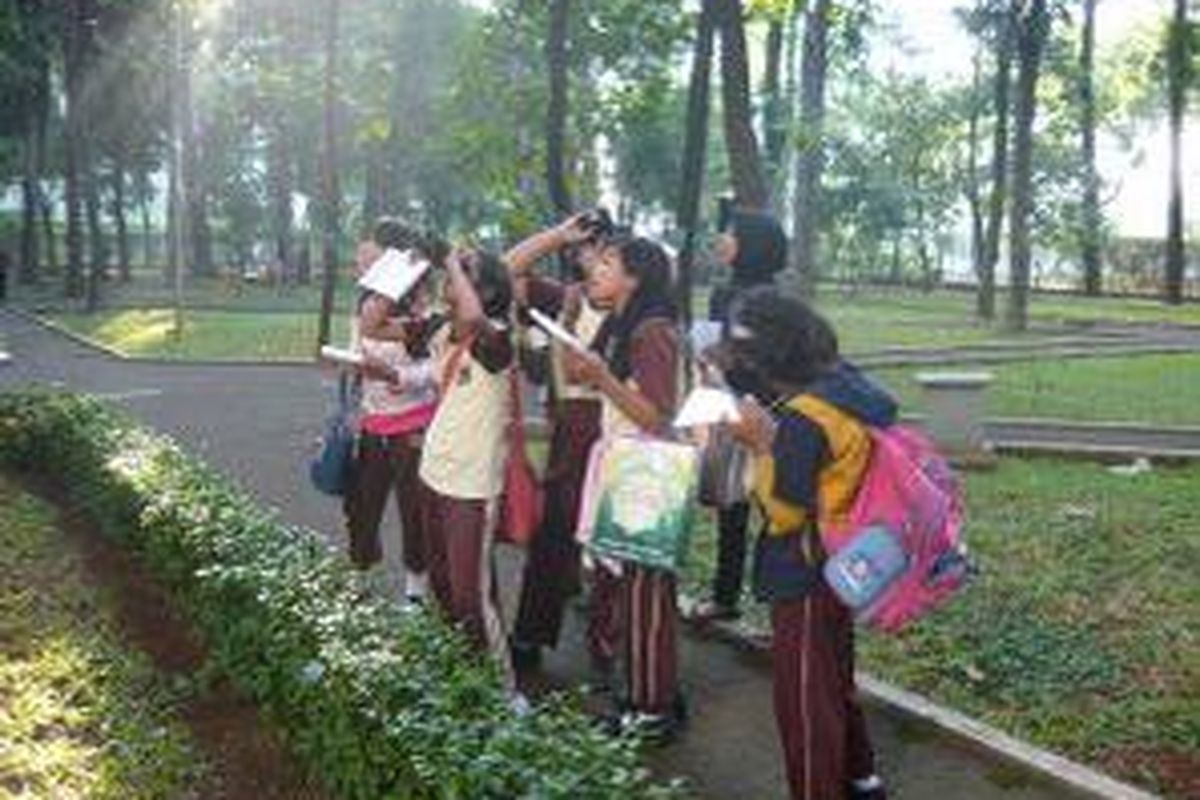 Sekelompok anak mengamati burung menggunakan teropong di Taman Persahabatan Departemen Kehutanan, Rabu (15/7) pagi.