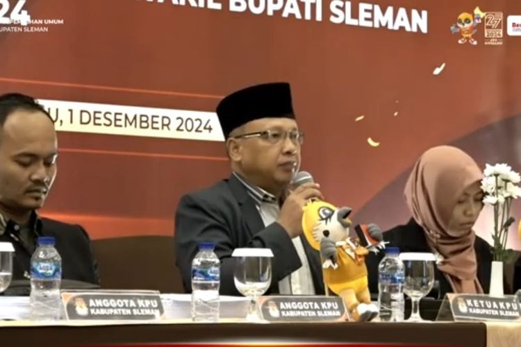 REKAPITULASI: Ketua Komisi Pemilihan Umum (KPU) Kabupaten Sleman Ahmad Baehaqi saat di acara rapat pleno terbuka rekapituLasi hasil penghitungan perolehan suara pemilihan bupati dan wakil bupati tahun 2024 pada Minggu (1/12/2024). 
