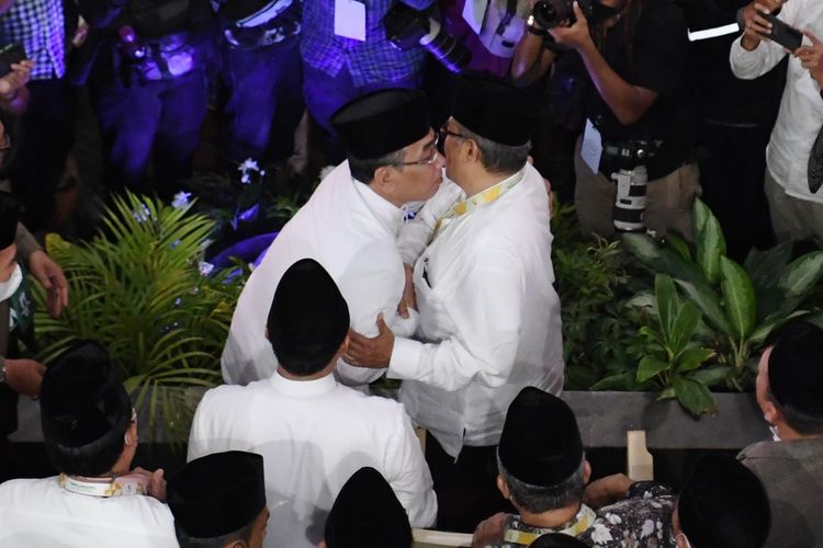 Ketua Umum PBNU terpilih Yahya Cholil Staquf (kiri) berpelukan dengan mantan Ketua Umum PBNU Said Aqil Siradj (kanan) usai pemilihan Ketua Umum PBNU pada Muktamar Nahdlatul Ulama (NU) ke-34 di Universitas Lampung, Lampung, Jumat (24/12/2021). Yahya Cholil Staquf terpilih sebagai Ketua Umum PBNU periode 2021-2026 pada Muktamar NU ke-34 mengalahkan Said Aqil Siradj. ANTARA FOTO/Hafidz Mubarak A/foc.