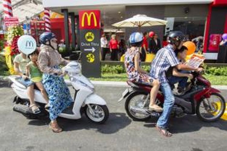 Warga Vietnam mengantre di restoran McDonald's pertama yang dibuka di Ho Chi Minh City, Vietnam, Sabtu (8/2/2014).