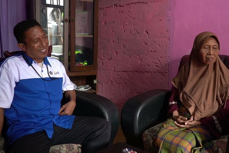 Nenek Nursia (kiri), seorang nenek asal Kelurahan Kadolomoko, Kecamatan Kokalukuna, Kota Baubau, Sulawesi Tenggara menelan kekecewaan akibat bantuan sosial (bansos) yang harus diterimanya di tahun 2023 tiba-tiba raib.