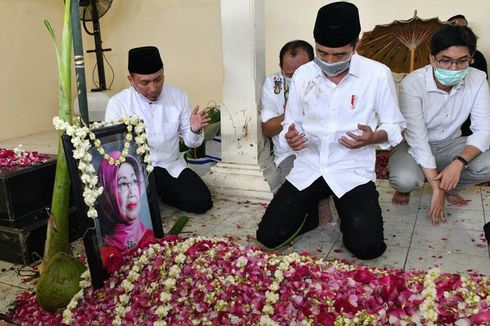 Usai Hantarkan Ibunda ke Liang Lahat, Jokowi Berdoa di Depan Pusara
