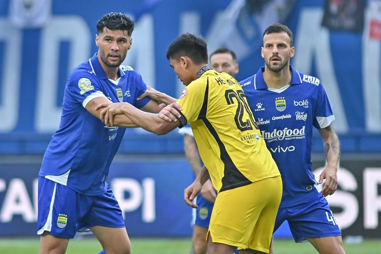 Twin tower di pertahanan Persib Julio Cesar dan Patricio Matricardi tampil solid menghadapi Semen Padang FC di laga pekan pembuka Super League 2025-2026, Sabtu (9/8/2025) di Gelora Bandung Lautan Api (GBLA). 