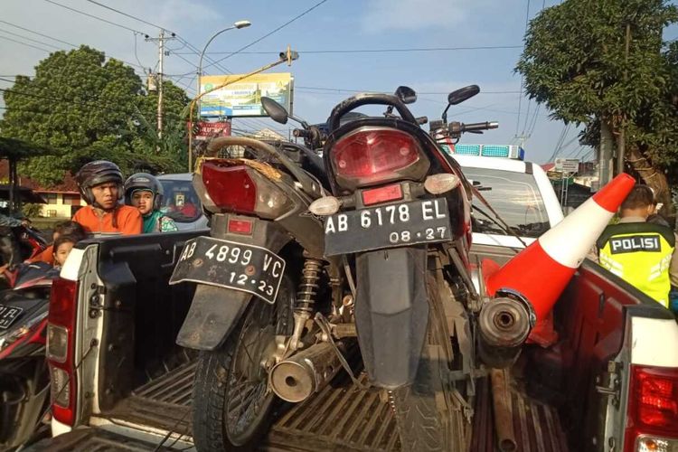 Perempuan setengah baya tewas akibat motornya ditabrak selagi belok di sebuah simpang tiga di jalan nasional Jalan Wates -Jogja, Pedukuhan Gadingan, Kalurahan Wates, Kapanewon Wates, Kabupaten Kulon Progo, Daerah Istimewa Yogyakarta.