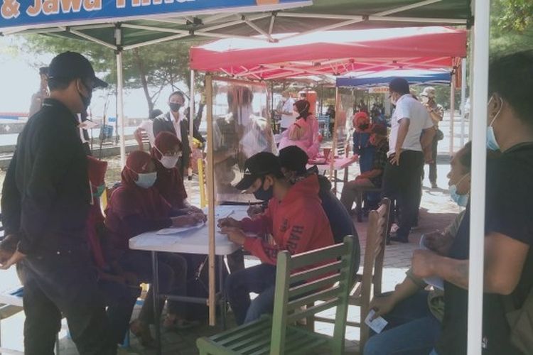 Objek wisata Pantai Alam Indah Kota Tegal melayani vaksinasi Covid-19 setelah tempat tersebut batal dibuka untuk wisatawan, Rabu (1/9/202)