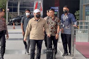 Ditangkap KPK, Bupati Kolaka Timur Abdul Azis Tiba di Gedung Merah Putih 