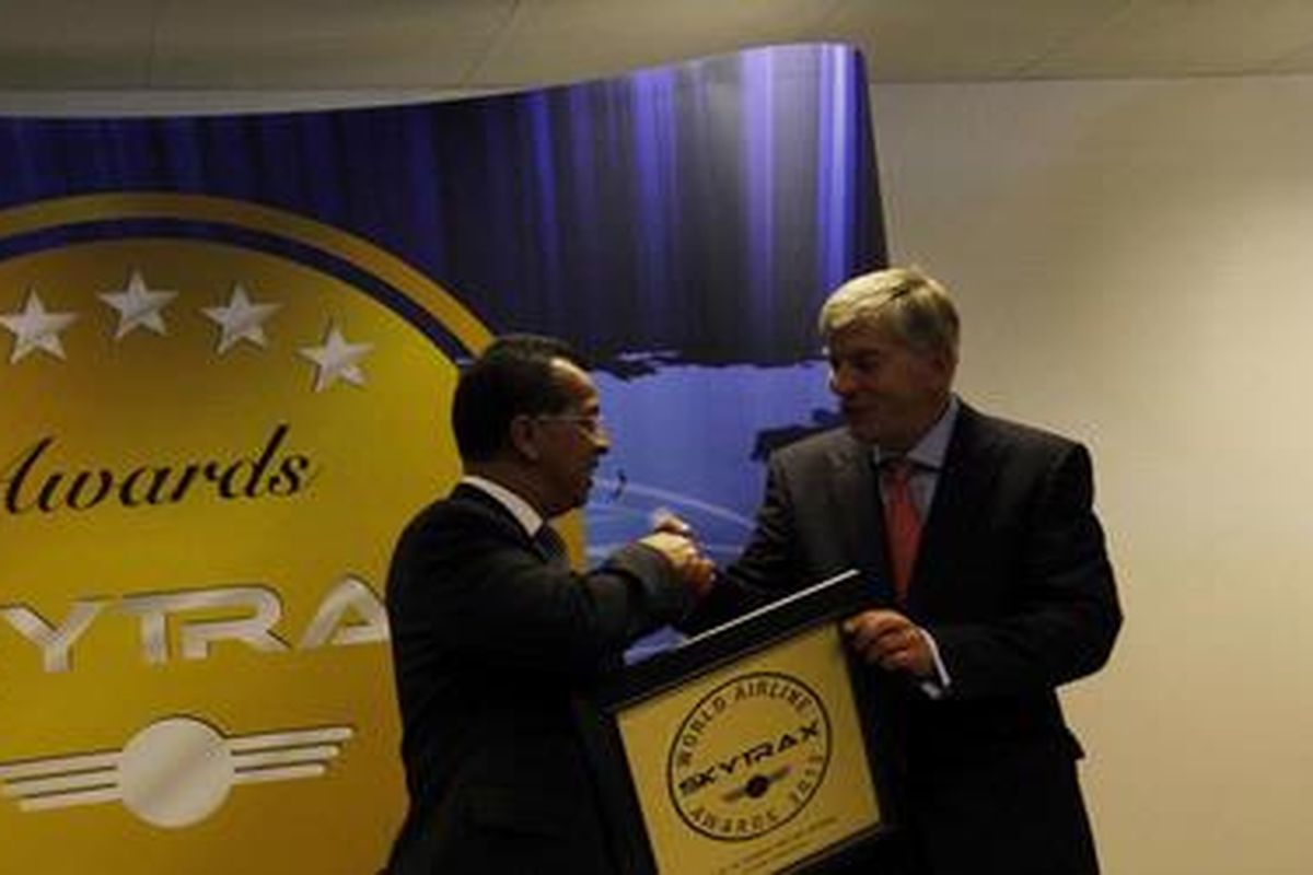 Direktur Utama Garuda Indonesia, Emirsyah Satar, menerima penghargaan sebagai maskapai regional terbaik sedunia, di sela-sela acara pameran kedirgantaraan Farnborough International Airshow, London, Inggris, Kamis (12/7/2012) siang waktu setempat.   