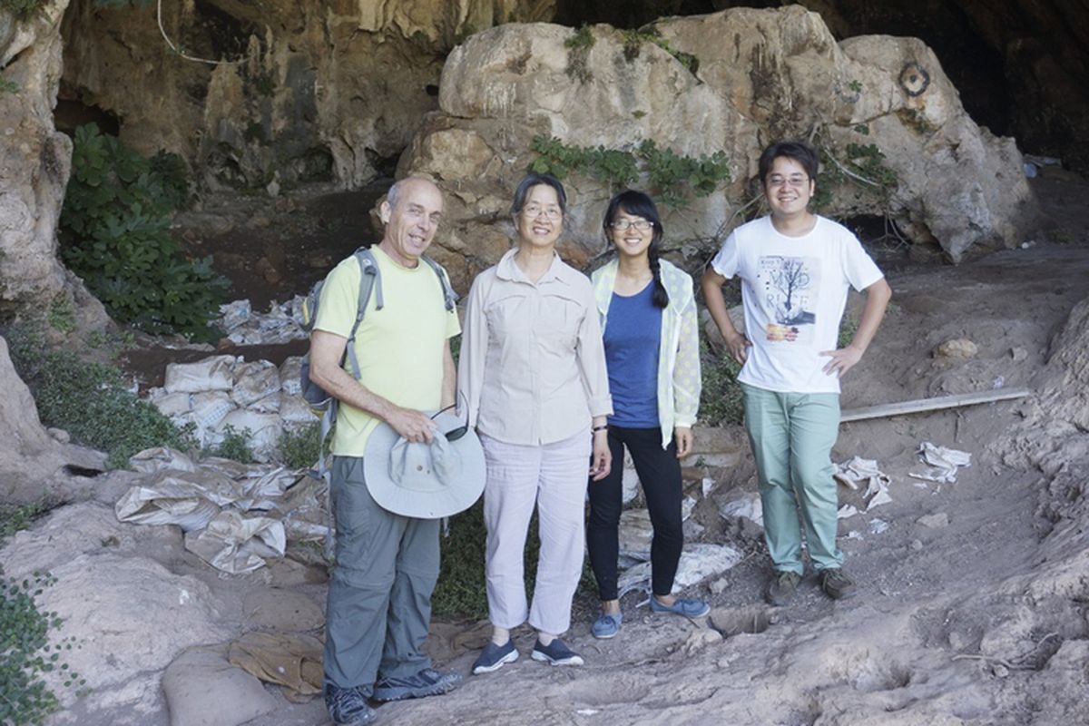 Dari kiri ke kanan, Dani Nadel, Li Liu, Jiajing Wang, dan Hao Zhao sedang berdiri di pintu masuk Gua Raqefet, di mana mereka menemukan bukti bir tertua di dunia.