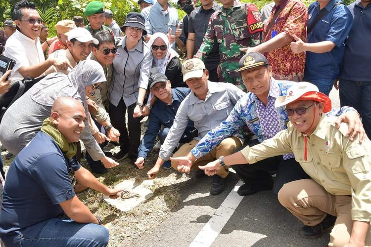 Tim JKK Sosek Malindo Malaysia bersama sejumlah pejabat Pemprov Kaltara dan Pemkab Nunukan, menunjuk patok batas negara di wilayah yang rencananya menjadi lokasi PLBN Seimanggaris