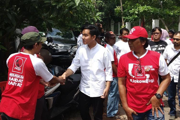 Bakal calon wali kota Surakarta, Gibran Rakabuming Raka mengalami warga saat menghadiri acara doa dan silaturahmi bersama Mas Gibran di Kantor DPC Projo Solo, Jawa Tengah, Minggu (9/2/2020).