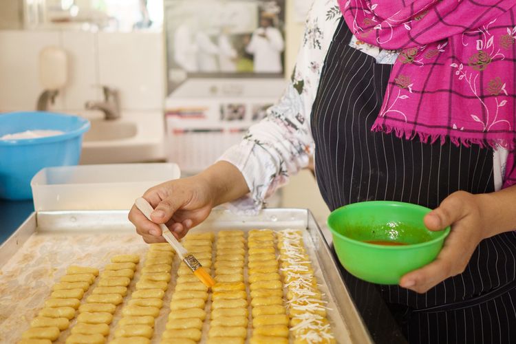 Ilustrasi kastengel, kue khas Lebaran di Indonesia. Kastengel mengandung keju, serta bertabur keju parut. 