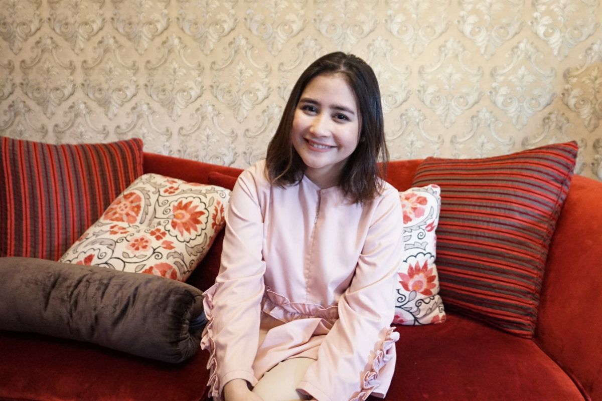 Artis peran Prilly Latuconsina saat diabadikan di kediamannya di kawasan Pengayoman, Tangerang, Banten, Rabu (22/8/2018).