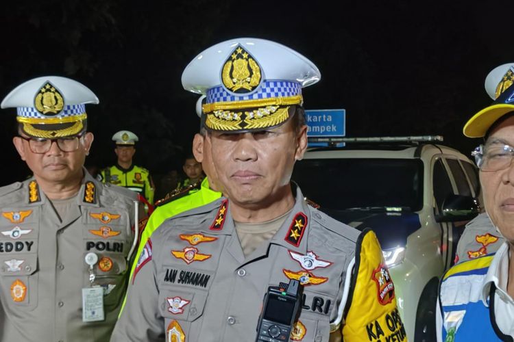 Kepala Korps Lalu Lintas (Kakorlantas) Irjen Pol Aan Suhanan di Command Center Km 29 Tol Jakarta-Cikampek (Japek), Jumat (5/4/2024)