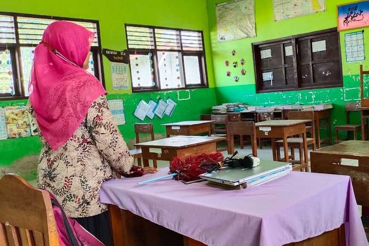 Suasana siswa Kelas 2 SD Negeri Ngimbang, Kecamatan Palang, Kabupaten Tuban, Jawa Timur, melaksanakan proses belajar mengajar berduaan bersama guru kelas.