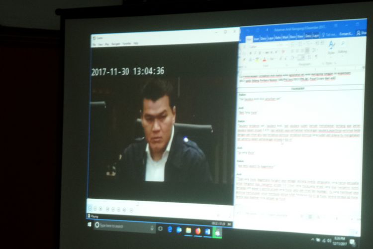 Biro hukum KPK memutar video dalam sidang praperadilan yang diajukan Setya Novanto di Pengadilan Negeri Jakarta Selatan, Senin (11/12/2017).